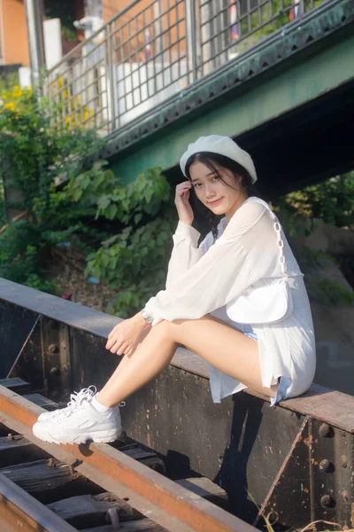 Ásia Tailandês Adolescente Azul Vestido Bonito Menina Sorriso Relaxar — Fotografia de Stock