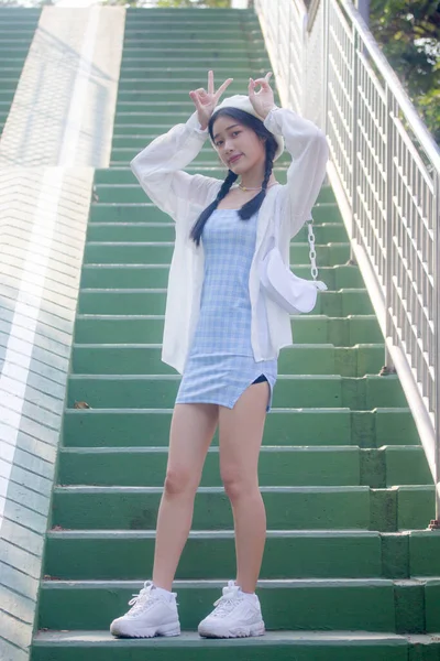 Ásia Tailandês Adolescente Azul Vestido Bonito Menina Sorriso Relaxar — Fotografia de Stock