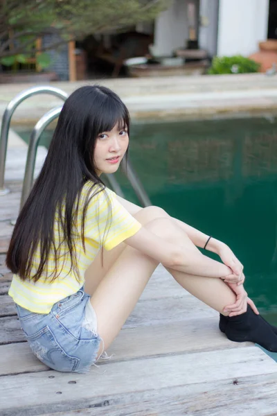 Portrait Thai China Adult Beautiful Girl Yellow Shirt Blue Jeans — Foto de Stock