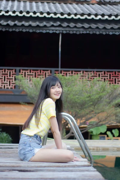 Portrait Thai China Adult Beautiful Girl Yellow Shirt Blue Jeans — 图库照片