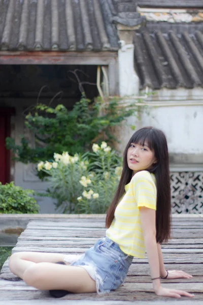 Portrait Thai China Adult Beautiful Girl Yellow Shirt Blue Jeans — Stock Fotó