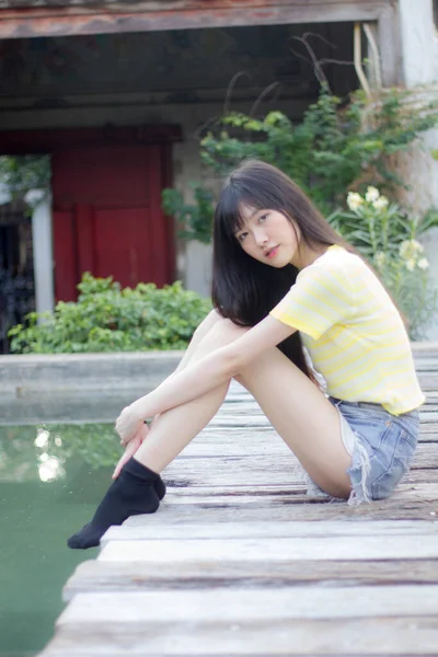 Portrait Thai China Adult Beautiful Girl Yellow Shirt Blue Jeans — Zdjęcie stockowe