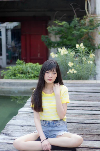 Πορτρέτο Της Κίνας Ενηλίκων Όμορφο Κορίτσι Κίτρινο Πουκάμισο Μπλε Τζιν — Φωτογραφία Αρχείου