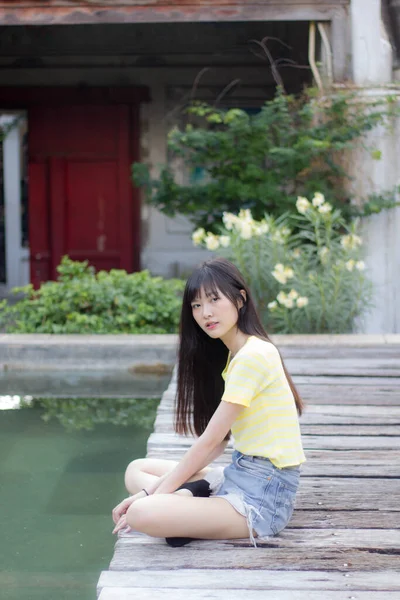 Portrait Thai China Adult Beautiful Girl Yellow Shirt Blue Jeans — 图库照片