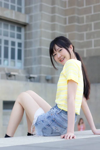 Portrait Thai China Adult Beautiful Girl Yellow Shirt Blue Jeans — 图库照片