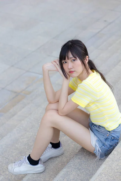 Portrait Thai China Adult Beautiful Girl Yellow Shirt Blue Jeans — Foto Stock