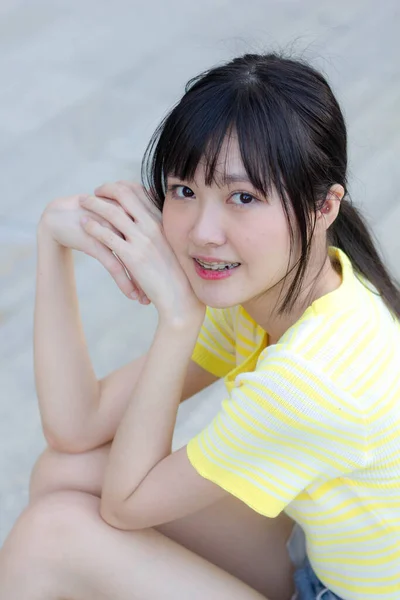 Portrait Thai China Adult Beautiful Girl Yellow Shirt Blue Jeans — Stockfoto