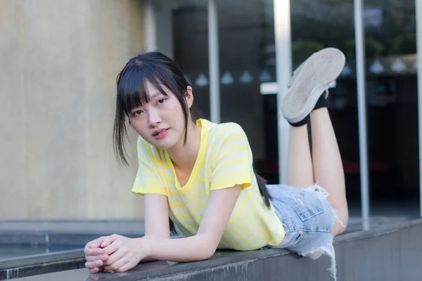 Portrait Thai China Adult Beautiful Girl Yellow Shirt Blue Jeans — 图库照片
