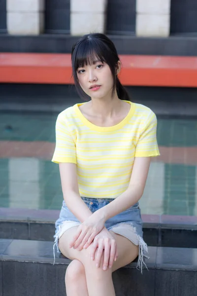 Portrait Thai China Adult Beautiful Girl Yellow Shirt Blue Jeans — Stock fotografie
