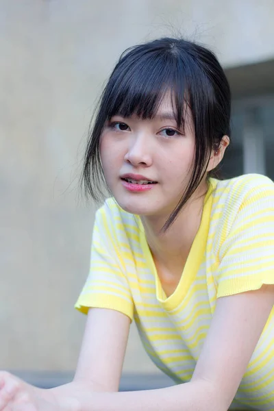 Portrait Thai China Adult Beautiful Girl Yellow Shirt Blue Jeans — Stok fotoğraf