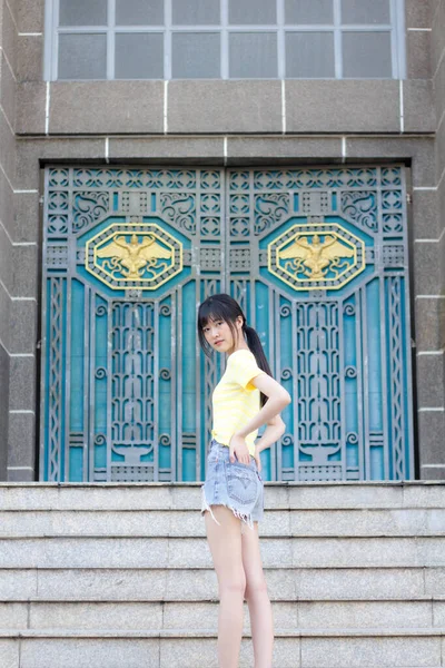 Portrait Thai China Adult Beautiful Girl Yellow Shirt Blue Jeans — Stock fotografie