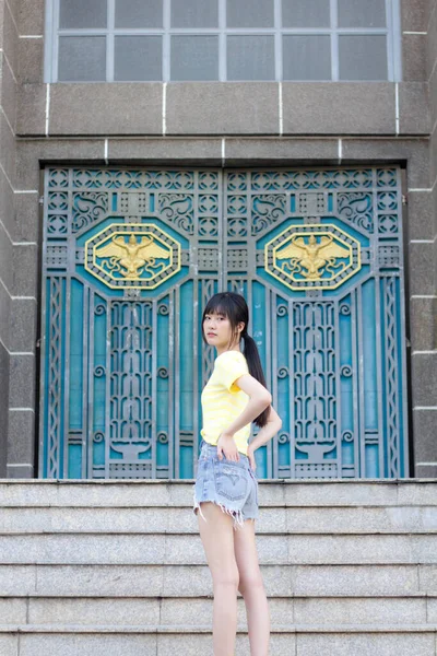 Portrait Thai China Adult Beautiful Girl Yellow Shirt Blue Jeans — Stock Photo, Image