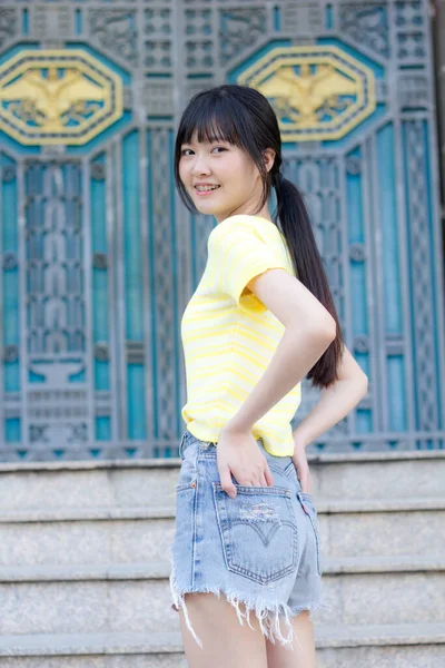 Portrait Thai China Adult Beautiful Girl Yellow Shirt Blue Jeans — Stock Fotó