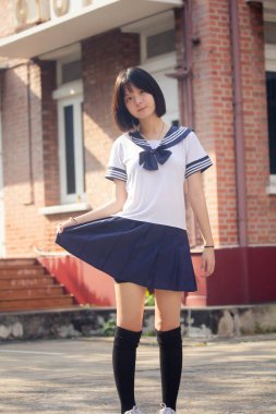 Japon genç güzel kız öğrenci gülümsemesi içinde ve rahatla.