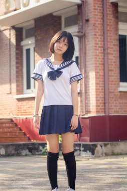 Japon genç güzel kız öğrenci gülümsemesi içinde ve rahatla.