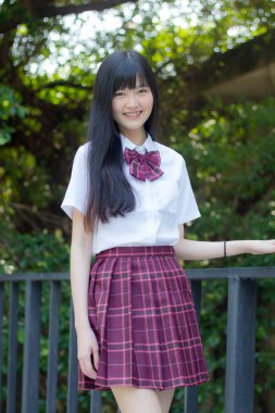 Japon genç güzel kız öğrenci gülümsemesi içinde ve rahatla.