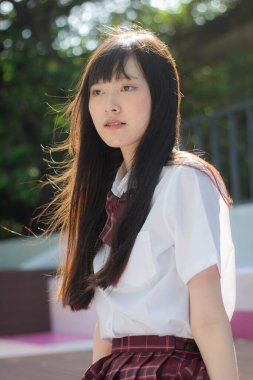 Japon genç güzel kız öğrenci gülümsemesi içinde ve rahatla.