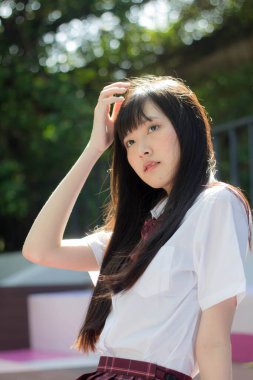 Japon genç güzel kız öğrenci gülümsemesi içinde ve rahatla.