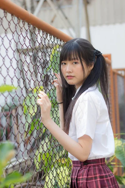 Japon genç güzel kız öğrenci gülümsemesi içinde ve rahatla.