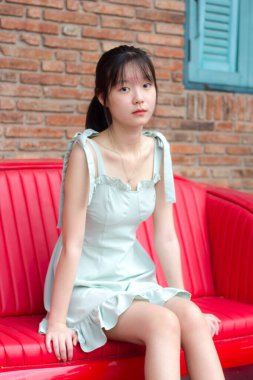 Asyalı kız yeşil elbise güzel kız gülümse ve rahatla