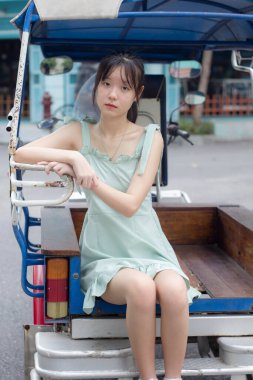 Asyalı kız yeşil elbise güzel kız gülümse ve rahatla