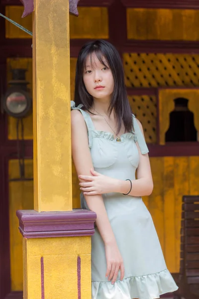 Ásia Tailandês Menina Verde Vestido Bonito Menina Sorriso Relaxar — Fotografia de Stock