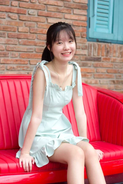 Azjatyckie Tajskie Dziewczyna Zielony Sukienka Piękny Dziewczyna Uśmiech Relaks — Zdjęcie stockowe
