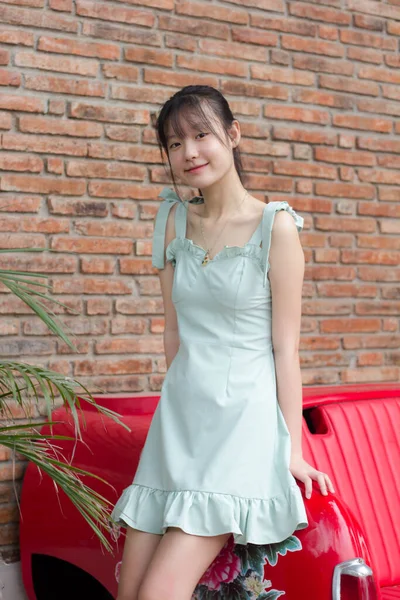 亚洲女孩绿色衣服漂亮女孩笑和放松 — 图库照片