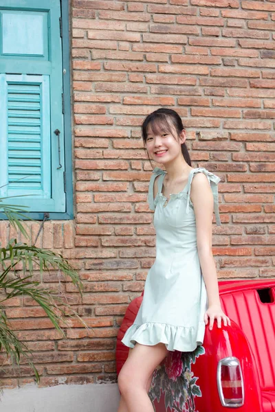 Asia Tailandesa Chica Verde Vestido Hermosa Chica Sonrisa Relajarse —  Fotos de Stock