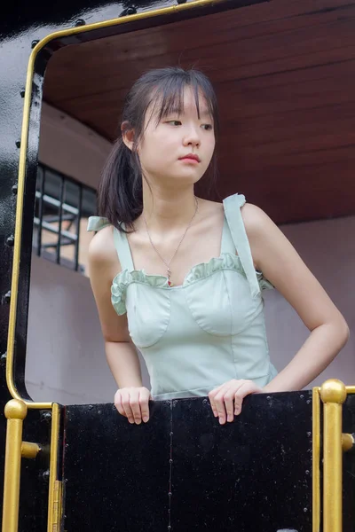 Ásia Tailandês Menina Verde Vestido Bonito Menina Sorriso Relaxar — Fotografia de Stock