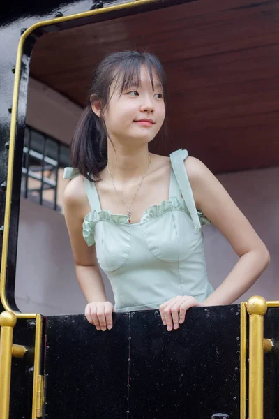 Азия Тай Девушка Зеленое Платье Красивая Девушка Улыбка Расслабиться — стоковое фото