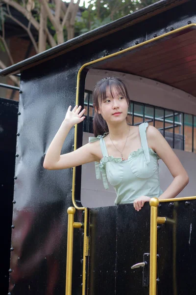 Ásia Tailandês Menina Verde Vestido Bonito Menina Sorriso Relaxar — Fotografia de Stock