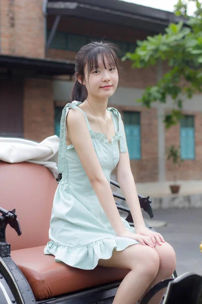亚洲女孩绿色衣服漂亮女孩笑和放松 — 图库照片