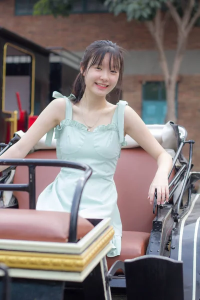Asia Tailandesa Chica Verde Vestido Hermosa Chica Sonrisa Relajarse —  Fotos de Stock