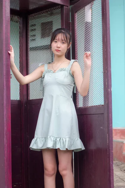 Ásia Tailandês Menina Verde Vestido Bonito Menina Sorriso Relaxar — Fotografia de Stock