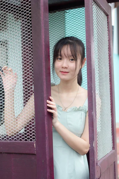 Ázsiai Thai Lány Zöld Ruha Gyönyörű Lány Mosoly Pihenés — Stock Fotó