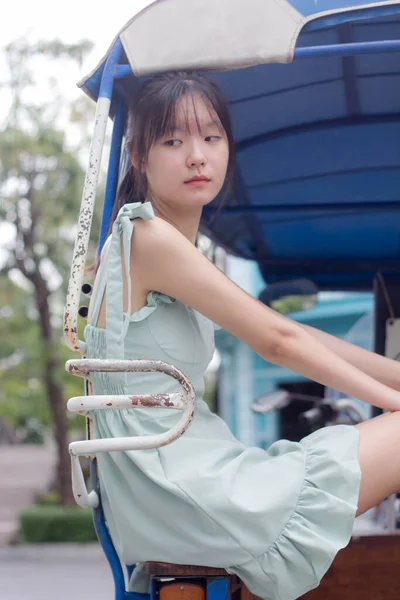 Ásia Tailandês Menina Verde Vestido Bonito Menina Sorriso Relaxar — Fotografia de Stock