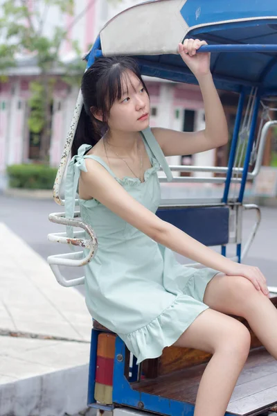 アジアタイの女の子緑のドレス美しい女の子の笑顔とリラックス — ストック写真