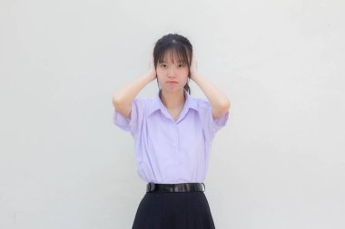 Asya Taylandlı lise öğrencisi üniforması. Güzel kız dinlemiyor.