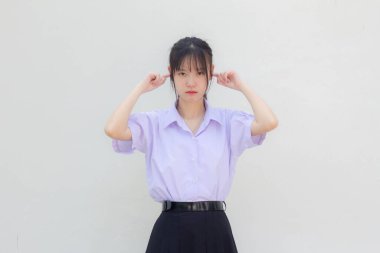 Asya Taylandlı lise öğrencisi üniforması. Güzel kız dinlemiyor.