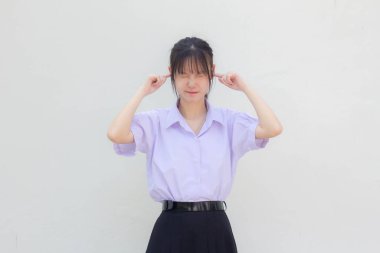 Asya Taylandlı lise öğrencisi üniforması. Güzel kız dinlemiyor.