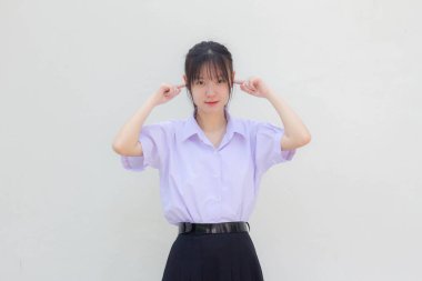 Asya Taylandlı lise öğrencisi üniforması. Güzel kız dinlemiyor.