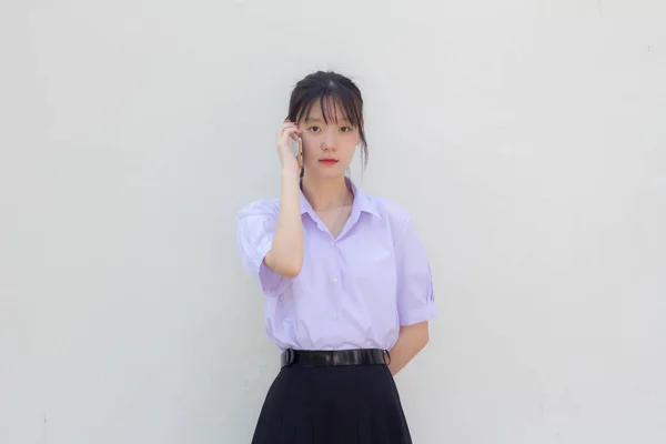 Asya Thai Lisesi Öğrenci Üniforması Güzel Bir Kız Akıllı Telefondan — Stok fotoğraf