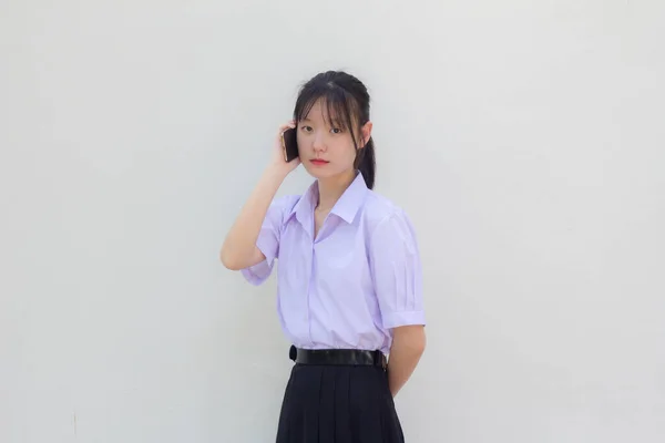 Asia Tailandesa Escuela Secundaria Estudiante Uniforme Hermosa Chica Llamando Smartphone —  Fotos de Stock