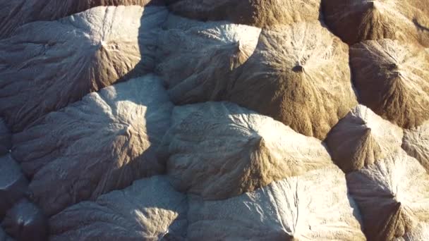 Extracción industrial de sal. Vista aérea de una cantera para extracción de minerales. Montañas de productos para la producción de sal de potasa. Extracción de fertilizantes de potasa. — Vídeos de Stock