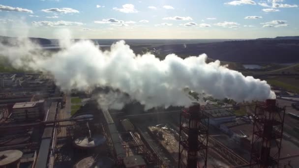 Un disparo aéreo. El humo blanco proviene de las chimeneas de una planta industrial. Contaminación industrial, Zona industrial, Cambio climático, Capa de ozono, Problemas medioambientales. — Vídeos de Stock