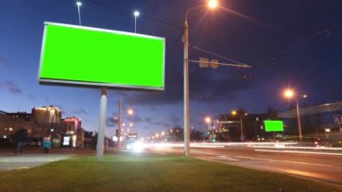 İki boş reklam panosunun zaman çizelgesi, sloganınızı, reklamınızı ya da logonuzu işlek bir şehir caddesine, gökyüzünün arka planına yerleştirmek için yeşil ekranlı..
