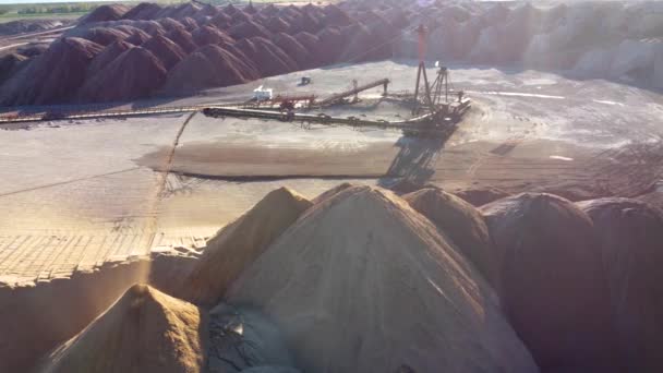 Vista aérea de un transportador en pozos de sal, minería de potasa y sal, línea transportadora en proceso de trabajo, canteras de sal. Telestacker maneja el mineral de cerca para los montones de residuos de potasa. — Vídeo de stock