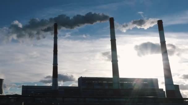 時間の経過。青空と雲の上に工場煙突から煙。工業用パイプからの煙の排出. — ストック動画