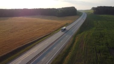 Benzinli, benzinli ya da başka yakıtlı bir tank, petrol karavanı, karayolu kamyonu. Kara, kargo ve petrol taşımacılığı.